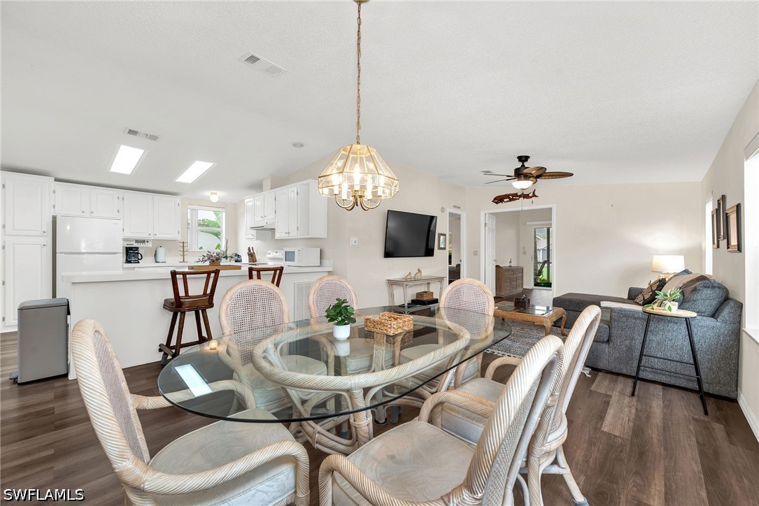 2 Bed SingleFamilyResidence for Sale in Carousel Cove, FL — photo 8