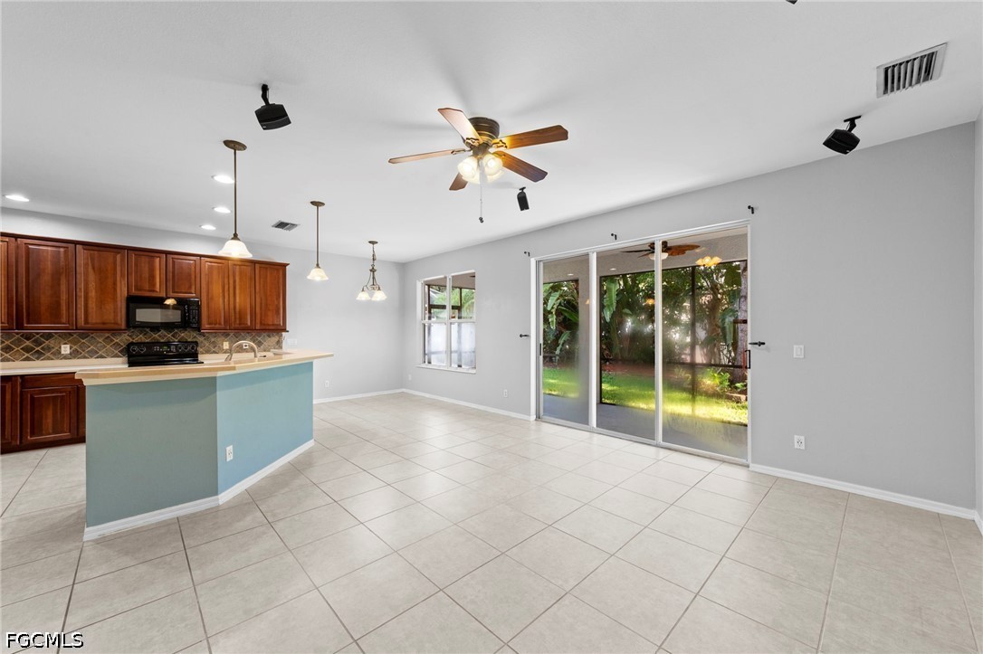 3 Bed SingleFamilyResidence for Sale in Cypress Cay, photo 8