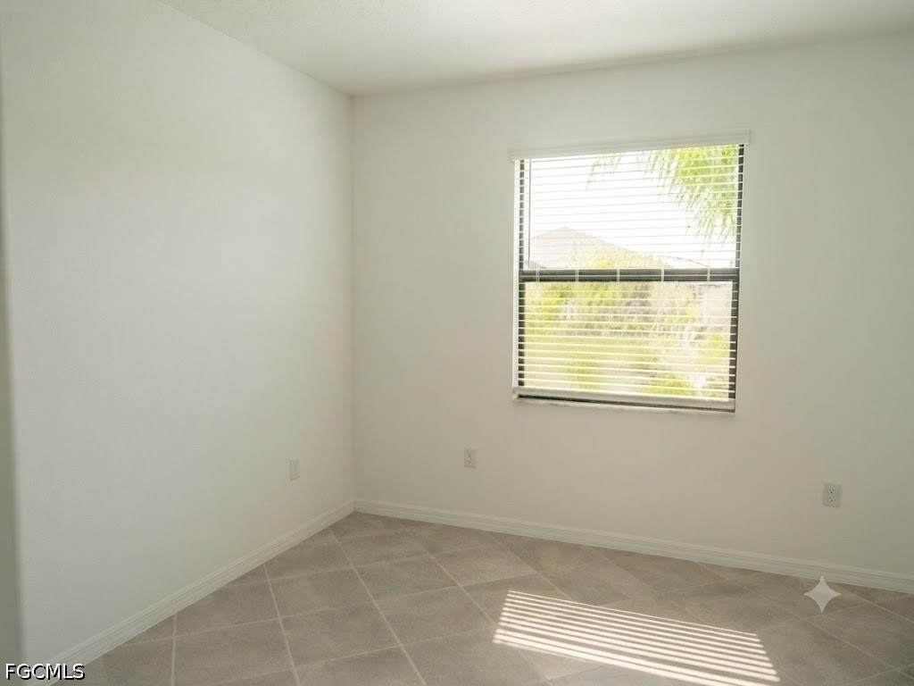 3 Bed SingleFamilyResidence for Sale in Portico, FL — photo 8