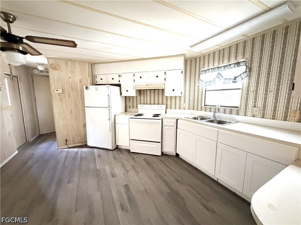 2 Bed ManufacturedHome for Sale in Mobile Manor, FL, $1,200 — photo 8