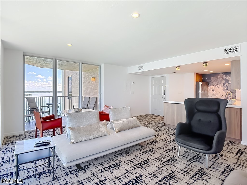 1 Bed Waterfront Home for Sale in Fort Myers Beach, photo 8