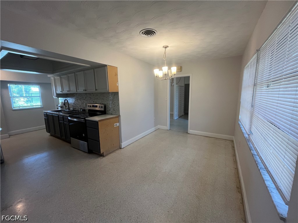3 Bed SingleFamilyResidence for Sale in Fort Myers, photo 8