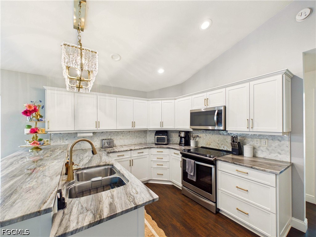 3 Bed Pool Home for Sale in Pinewood Lakes, photo 8