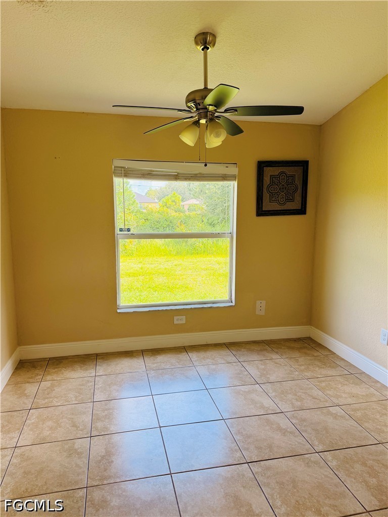 3 Bed SingleFamilyResidence for Sale in Lehigh Acres, photo 8
