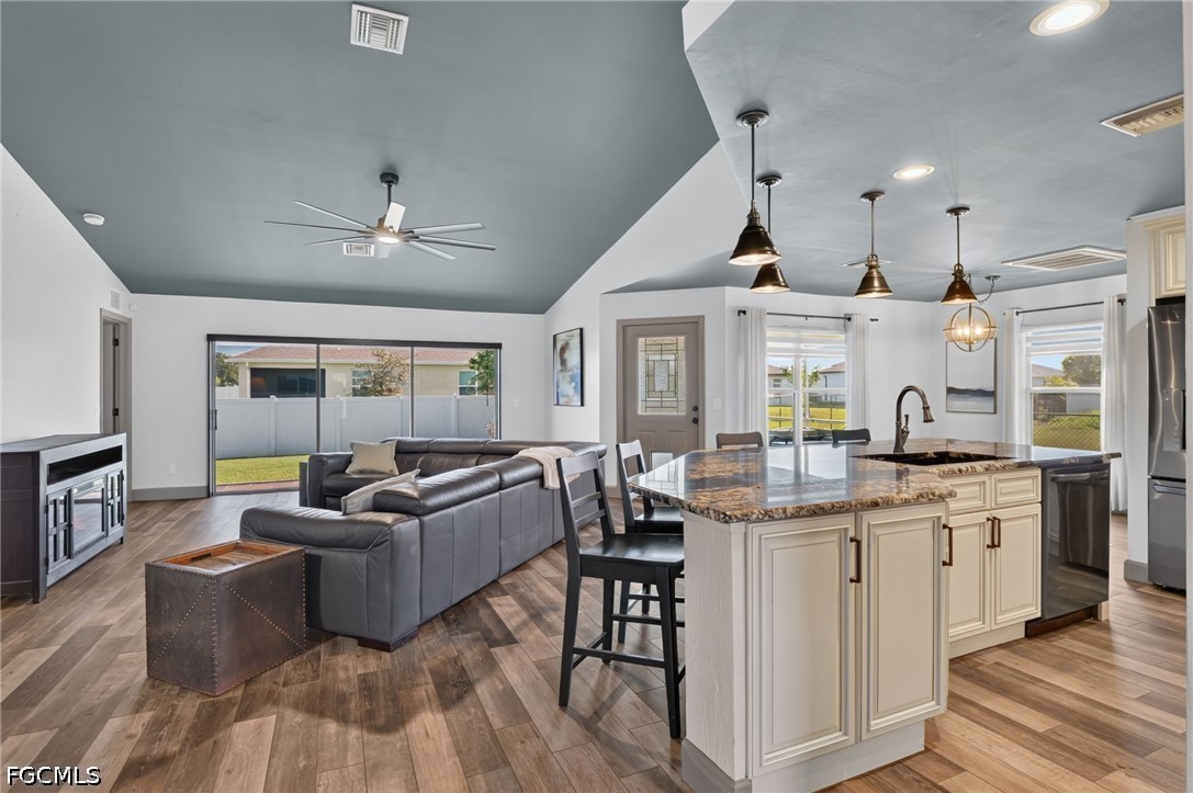 3 Bed SingleFamilyResidence for Sale in Cape Coral, photo 8
