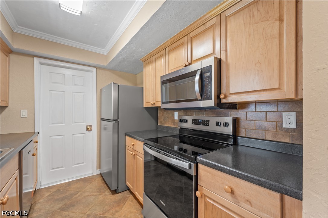 2 Bed SingleFamilyResidence for Sale in North Fort Myers, photo 8