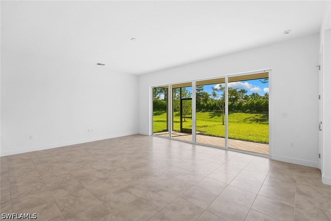 2 Bed SingleFamilyResidence for Sale in Naples, photo 8