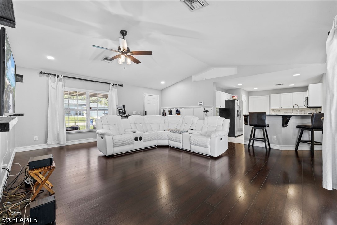 3 Bed SingleFamilyResidence for Sale in Mirror Lakes, photo 8