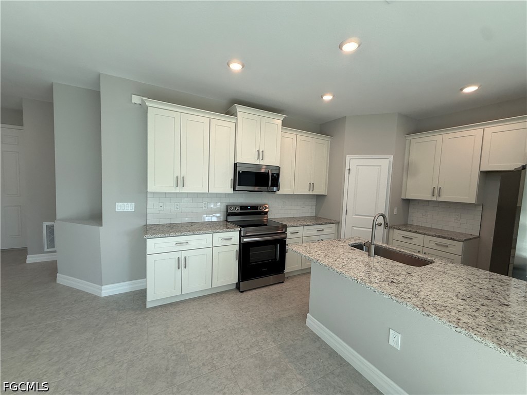 3 Bed SingleFamilyResidence for Sale in Lehigh Acres, photo 8