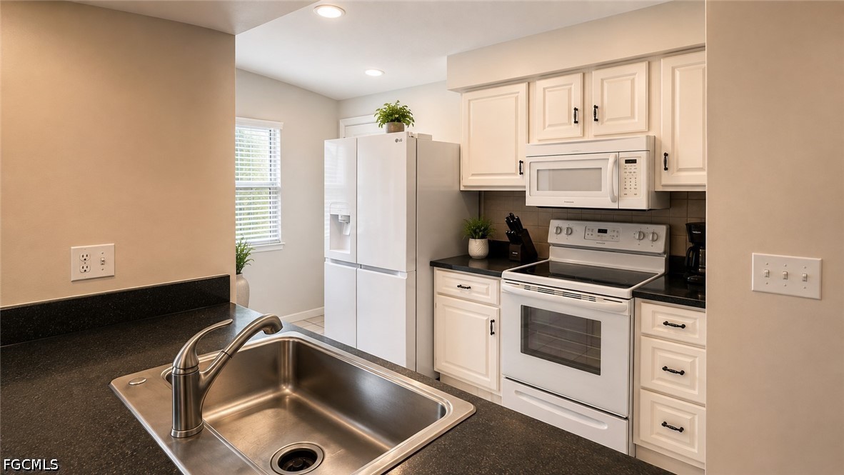 3 Bed Pool Home for Sale in Cape Coral, photo 8