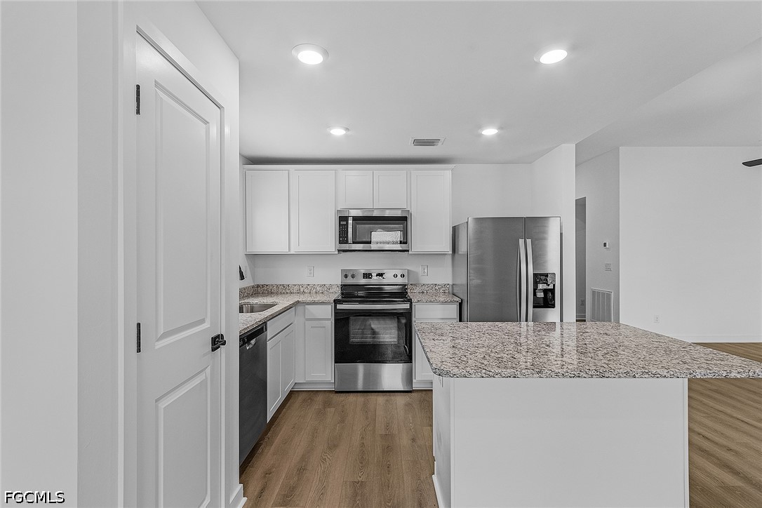 3 Bed SingleFamilyResidence for Sale in Mirror Lakes, photo 8