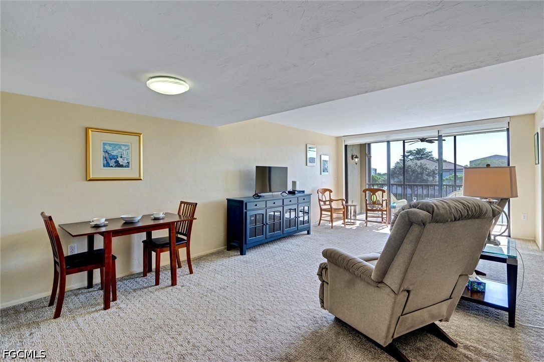 1 Bed Waterfront Home for Sale in Fort Myers, photo 8