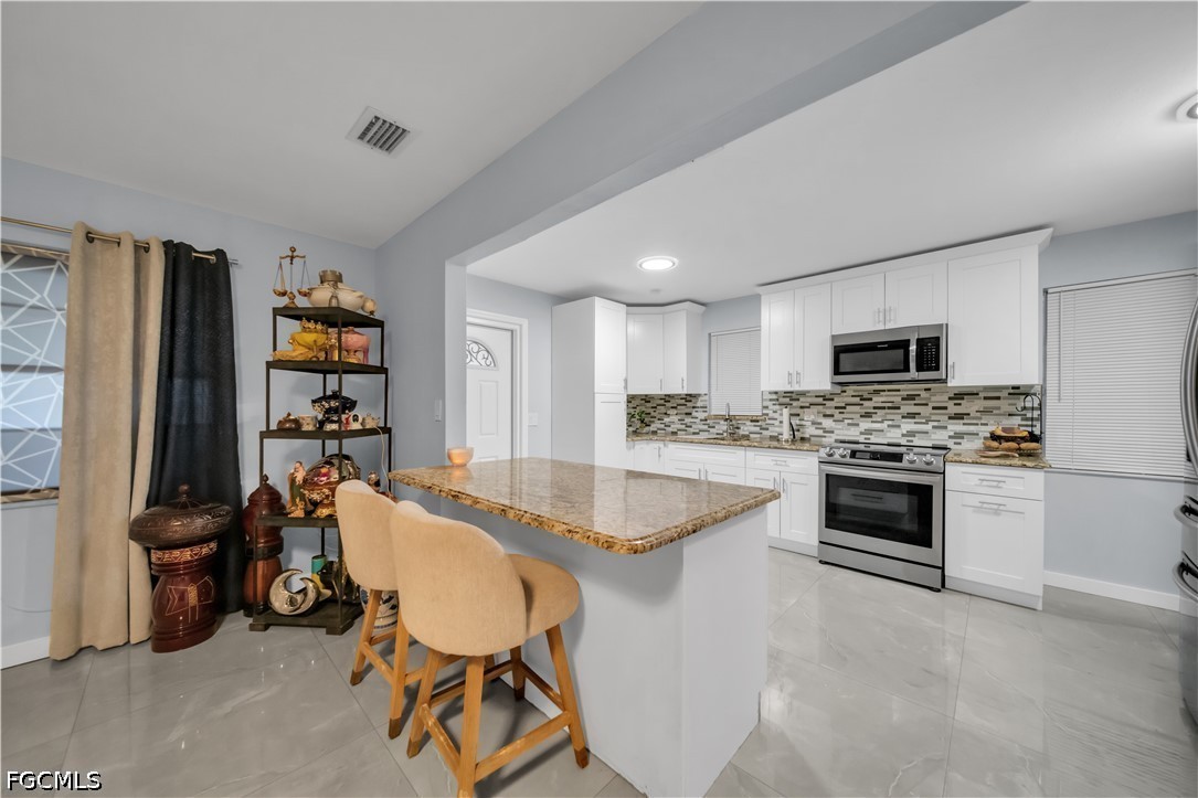 2 Bed SingleFamilyResidence for Sale in North Fort Myers, photo 8