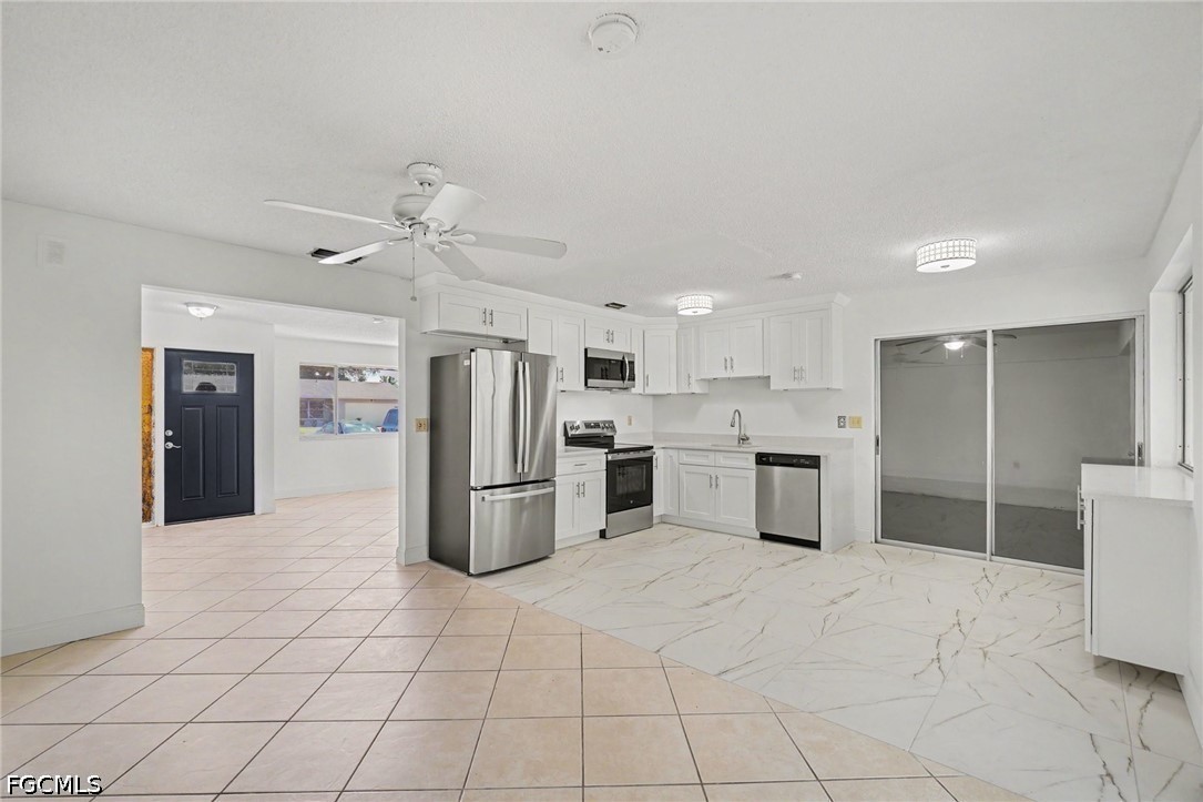 2 Bed SingleFamilyResidence for Sale in Cape Coral, photo 8