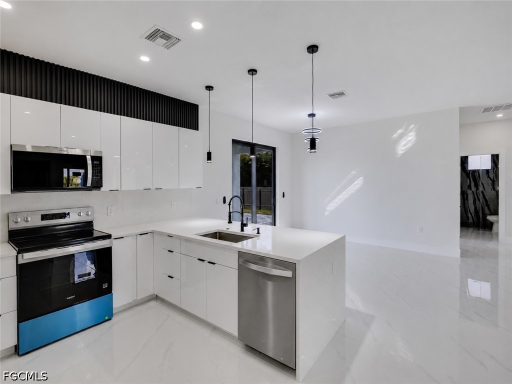 3 Bed Pool Home for Sale in Cape Coral, photo 8