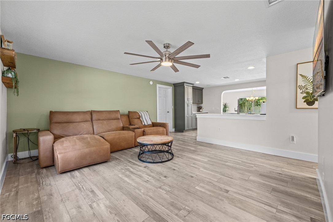 3 Bed SingleFamilyResidence for Sale in Caloosa View, photo 8