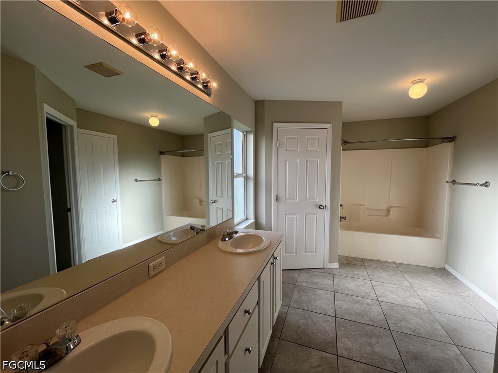 4 Bed SingleFamilyResidence for Sale in Cape Coral, photo 8