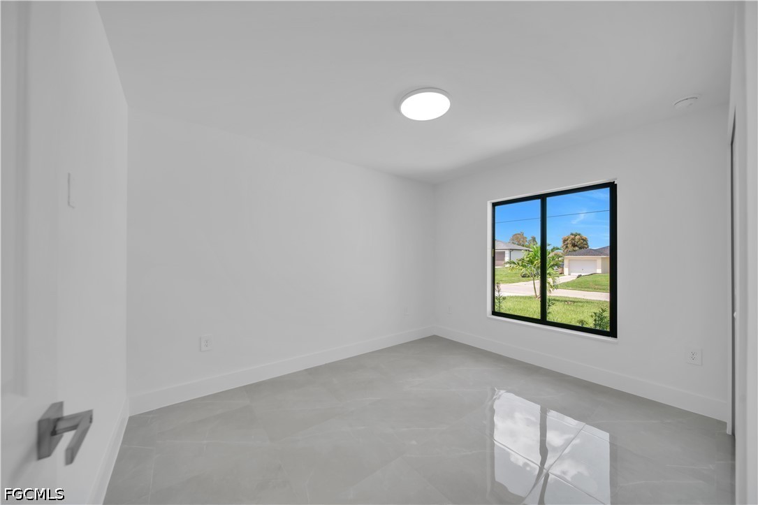 6 Bed Duplex for Sale in Lehigh Estates, photo 8