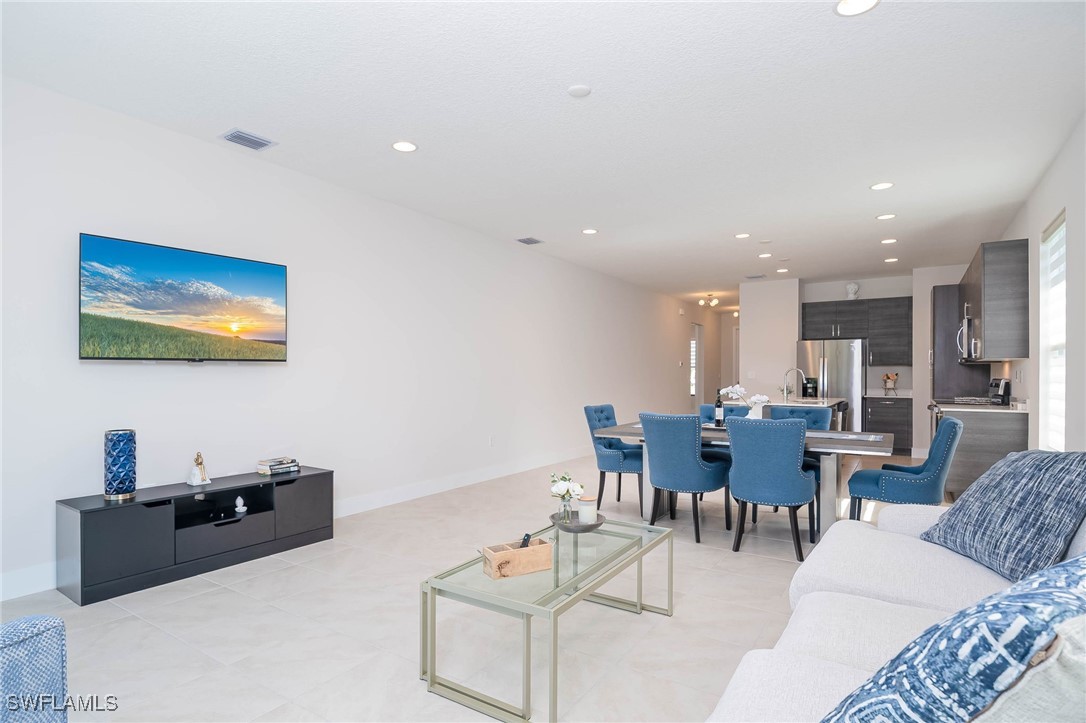 3 Bed SingleFamilyResidence for Sale in Silverwood, FL — photo 9