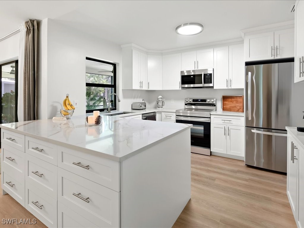 3 Bed SingleFamilyResidence for Sale in Naples, FL — photo 9