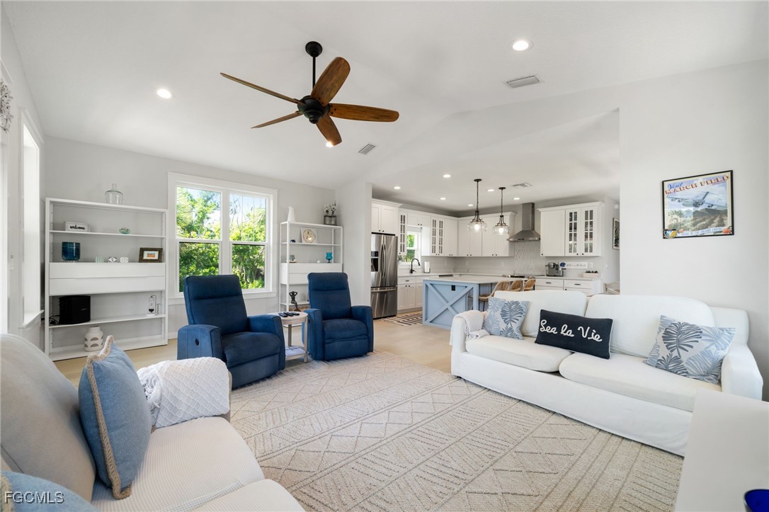 4 Bed SingleFamilyResidence for Sale in Los Colony, FL — photo 9