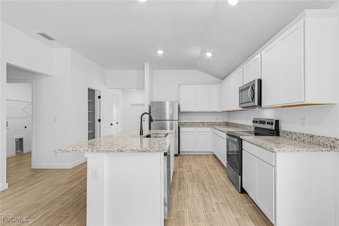 3 Bed SingleFamilyResidence for Sale in Mirror Lakes, photo 9