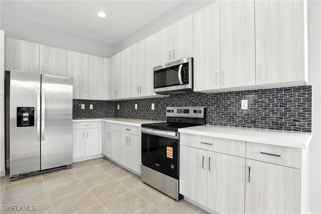 3 Bed SingleFamilyResidence for Sale in Silverwood, FL — photo 9