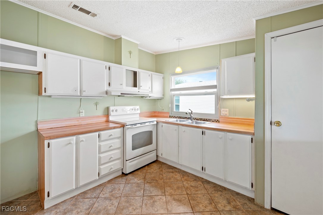 2 Bed ManufacturedHome for Sale in Fort Myers, FL, $99,000 — photo 9