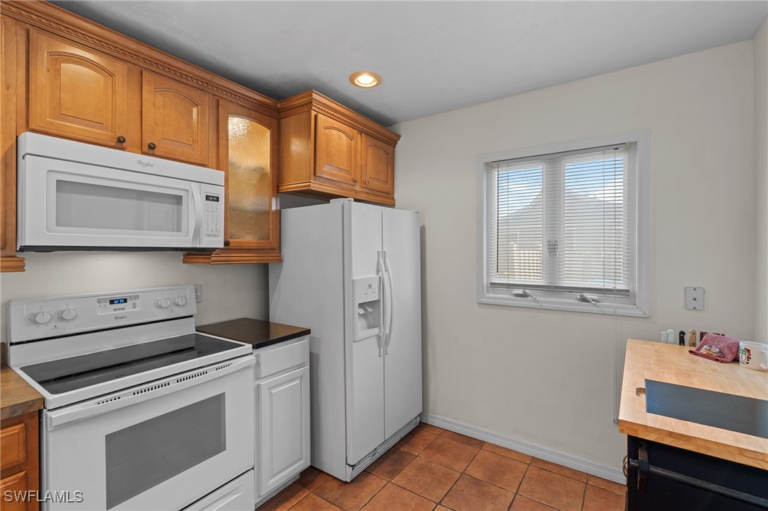 2 Bed Waterfront Home for Sale in Fort Myers, photo 9