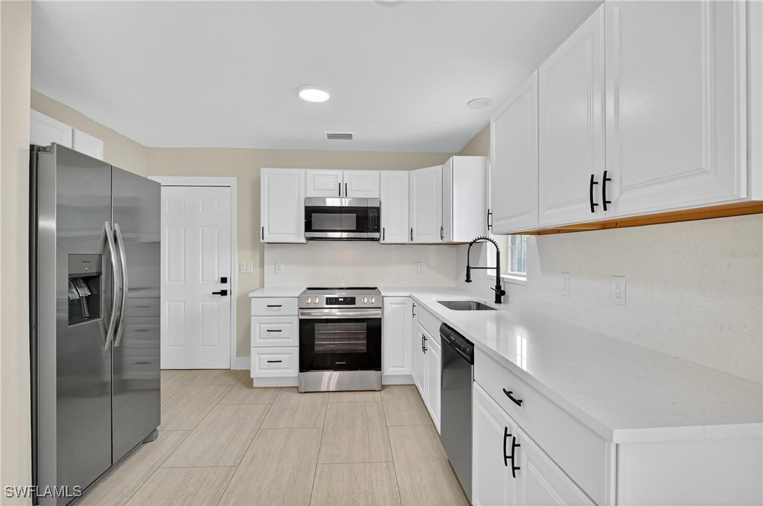 3 Bed SingleFamilyResidence for Sale in Lehigh Acres, photo 9