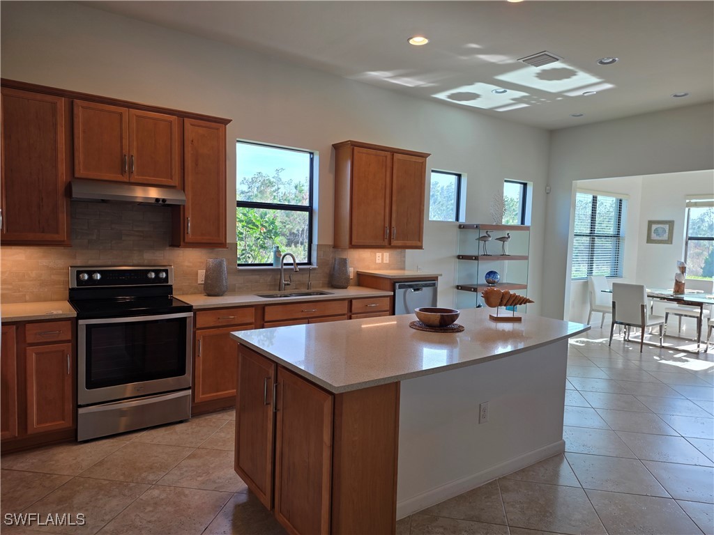 2 Bed SingleFamilyResidence for Sale in Corkscrew Shores, FL — photo 9
