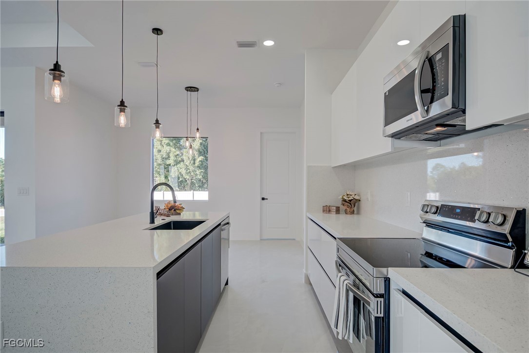 3 Bed SingleFamilyResidence for Sale in Lehigh Acres, photo 9