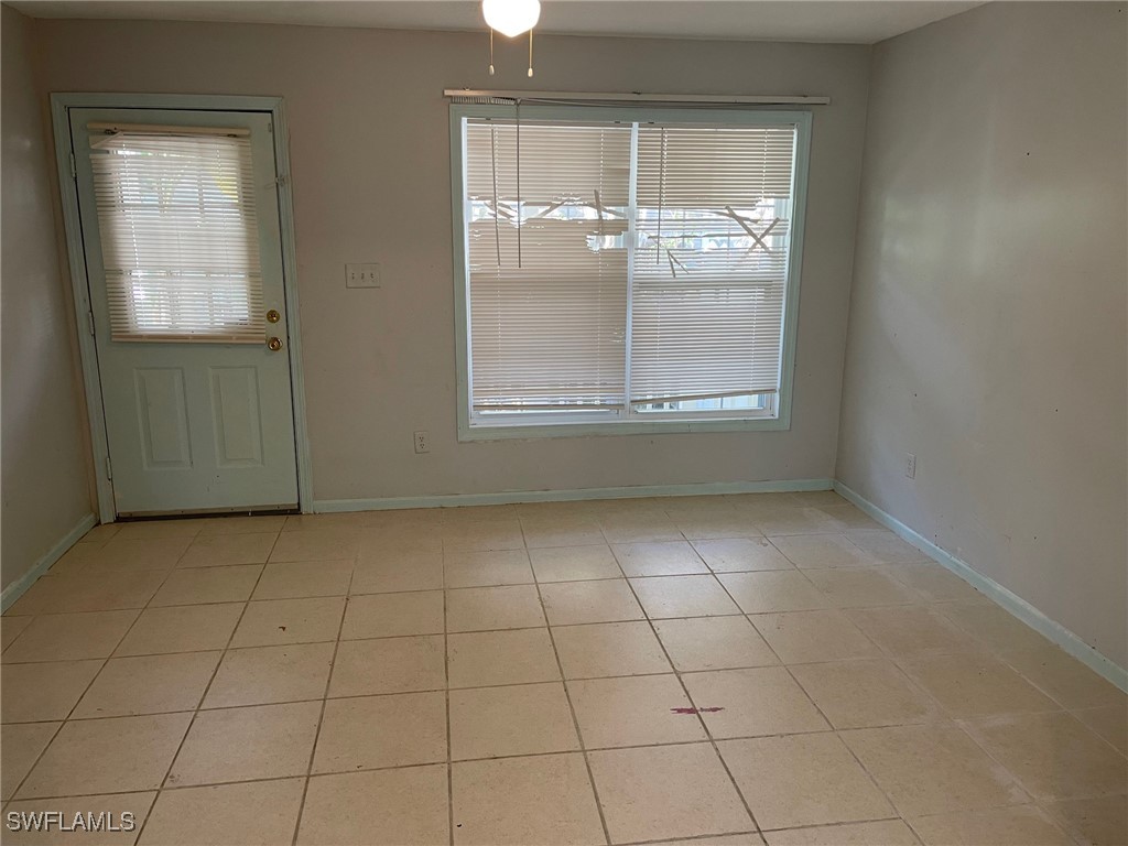 3 Bed SingleFamilyResidence for Sale in Leawood Lakes, FL — photo 9