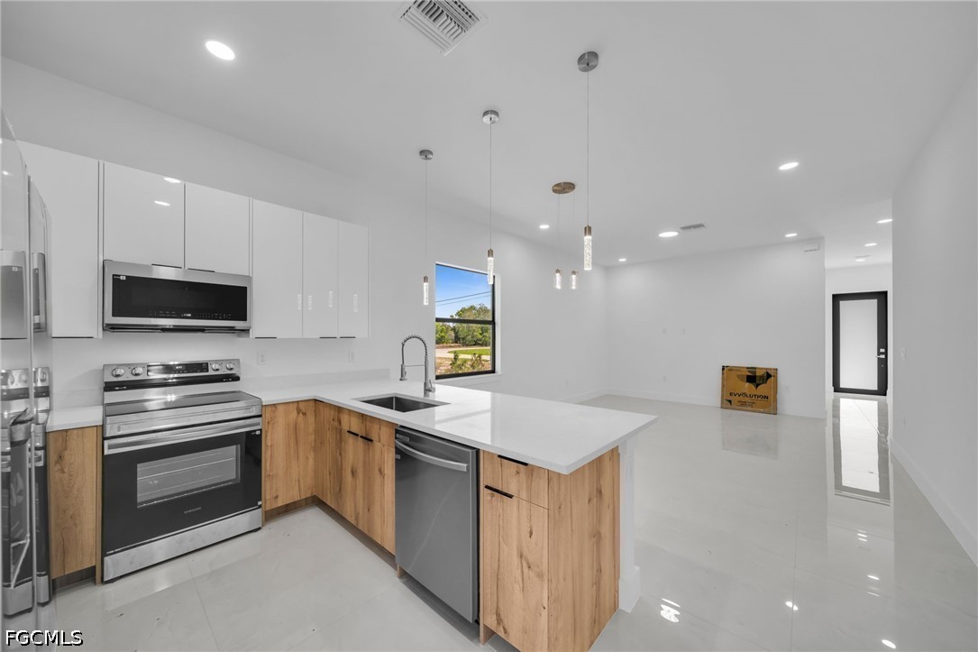 3 Bed SingleFamilyResidence for Sale in Lehigh Acres, photo 9
