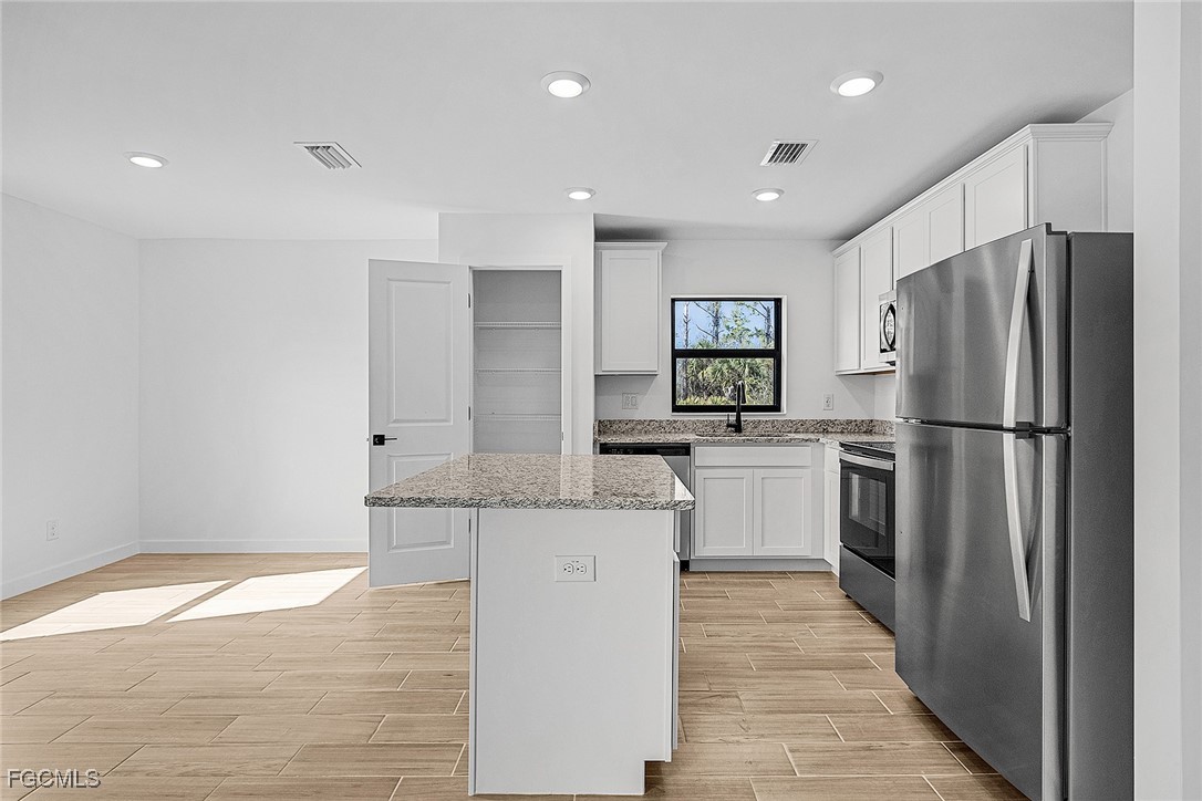 3 Bed SingleFamilyResidence for Sale in Mirror Lakes, photo 9