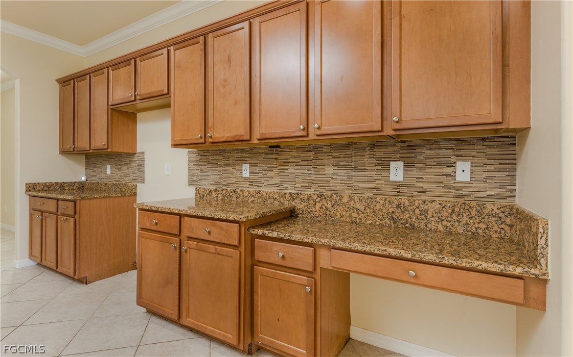 6 Bed Waterfront Home for Sale in Fort Myers, FL, $429,000 — photo 9