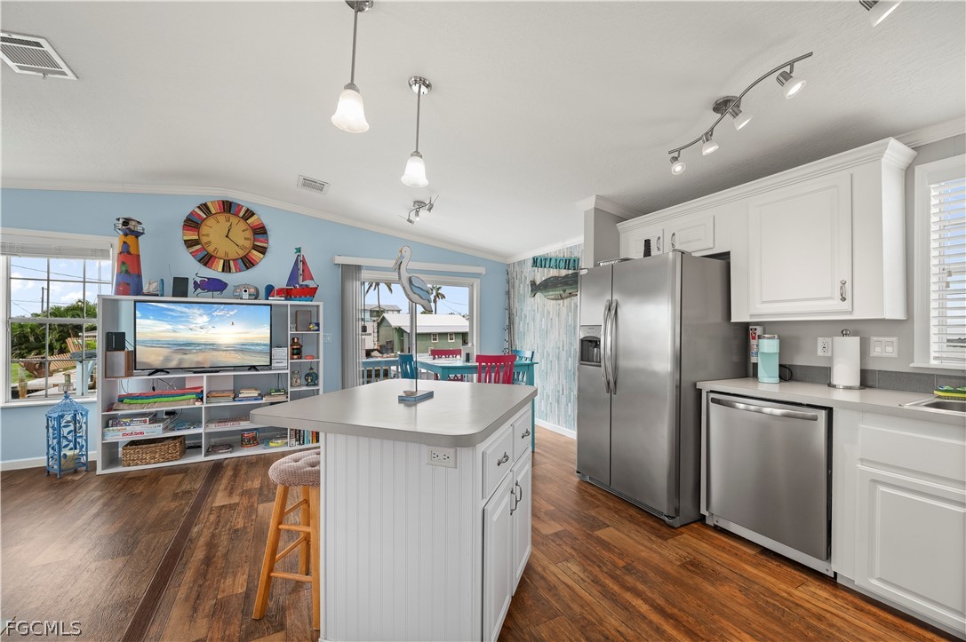 2 Bed Waterfront Home for Sale in Matlacha, FL, $299,900 — photo 9