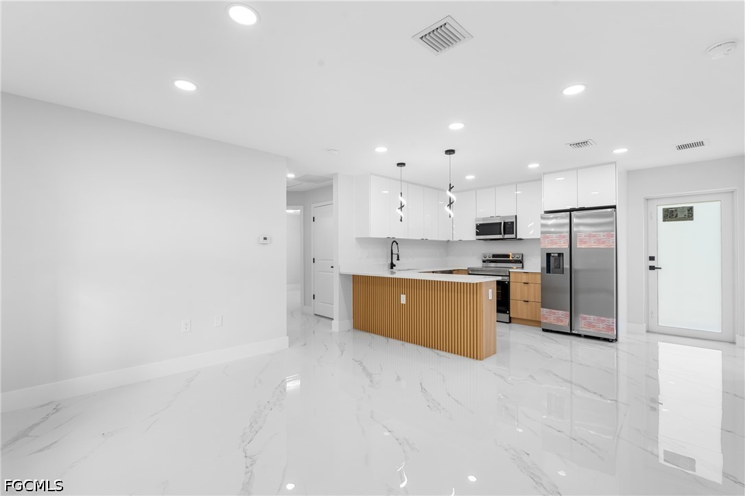 3 Bed SingleFamilyResidence for Sale in Lehigh Acres, photo 9