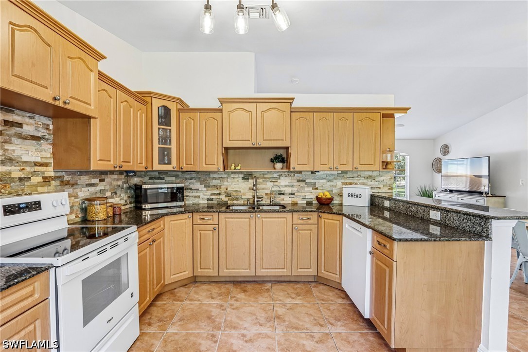 3 Bed SingleFamilyResidence for Sale in Naples, photo 9