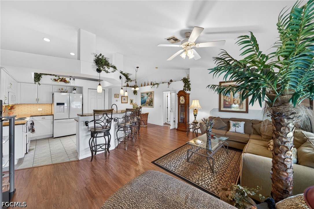 3 Bed SingleFamilyResidence for Sale in Cape Coral, photo 9