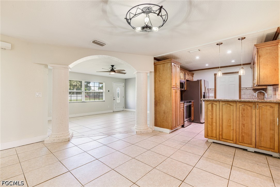 3 Bed SingleFamilyResidence for Sale in Fort Myers, photo 9