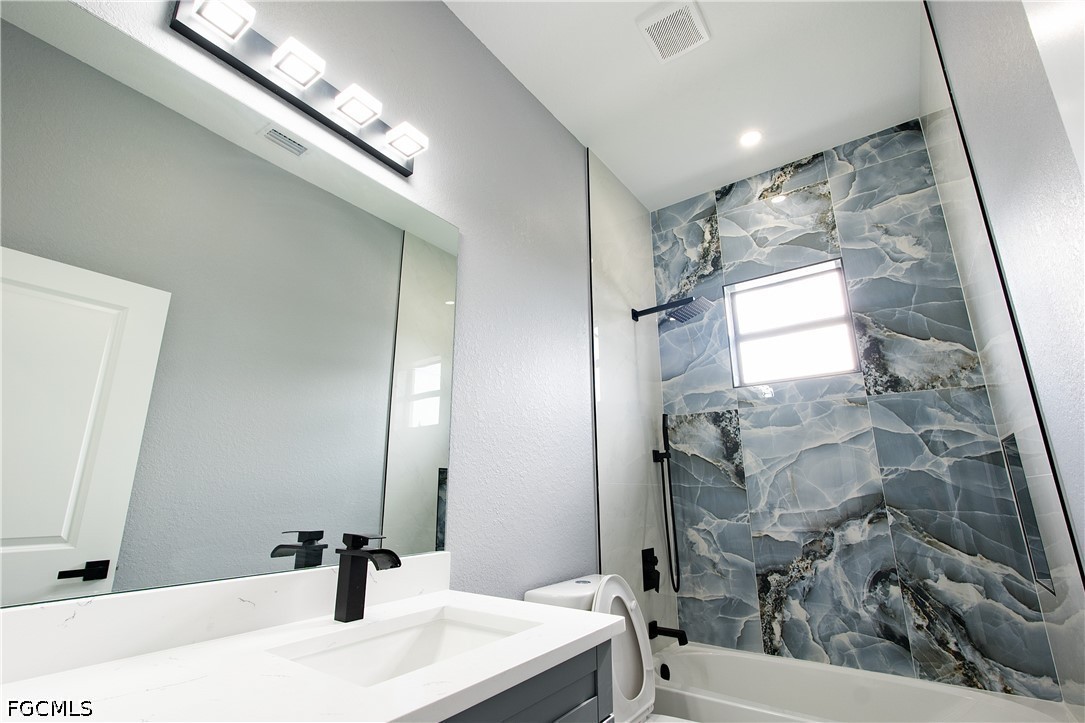 3 Bed SingleFamilyResidence for Sale in Lehigh Acres, photo 9