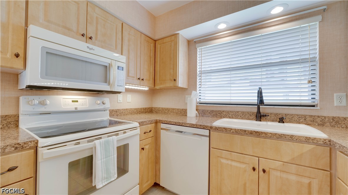 2 Bed Attached for Sale in Cape Coral, photo 9