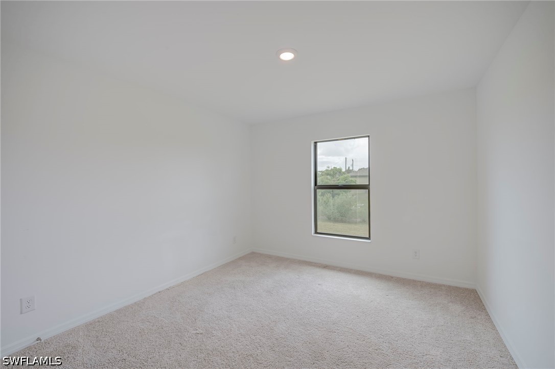 3 Bed SingleFamilyResidence for Sale in Mirror Lakes, photo 9
