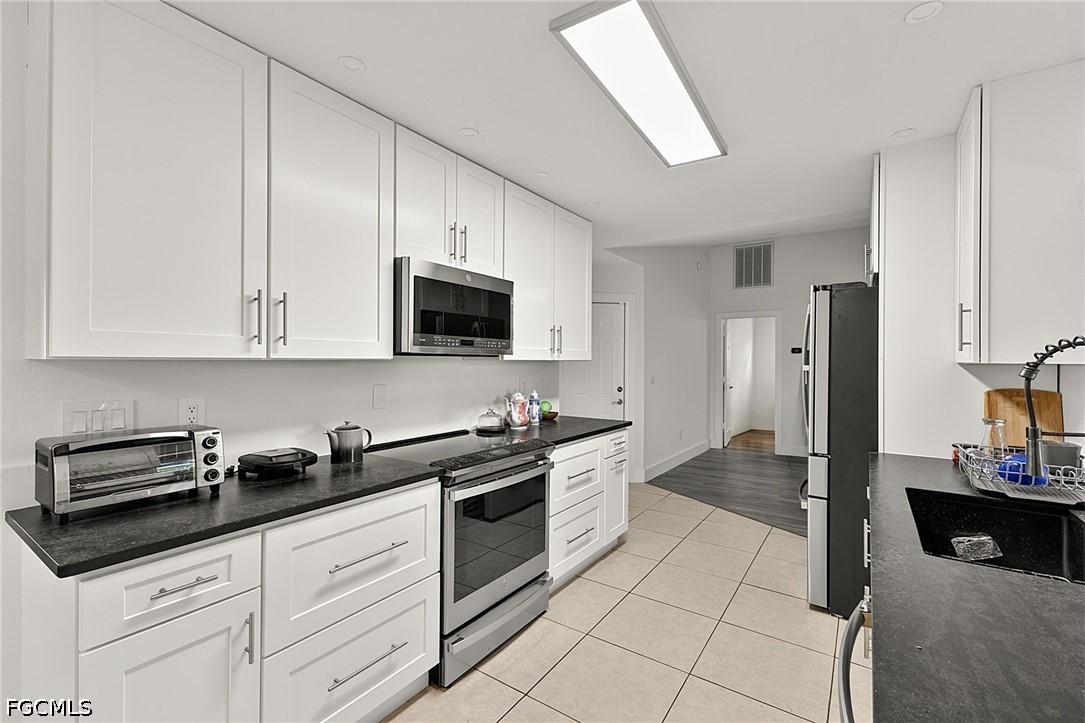 3 Bed SingleFamilyResidence for Sale in Cape Coral, photo 9