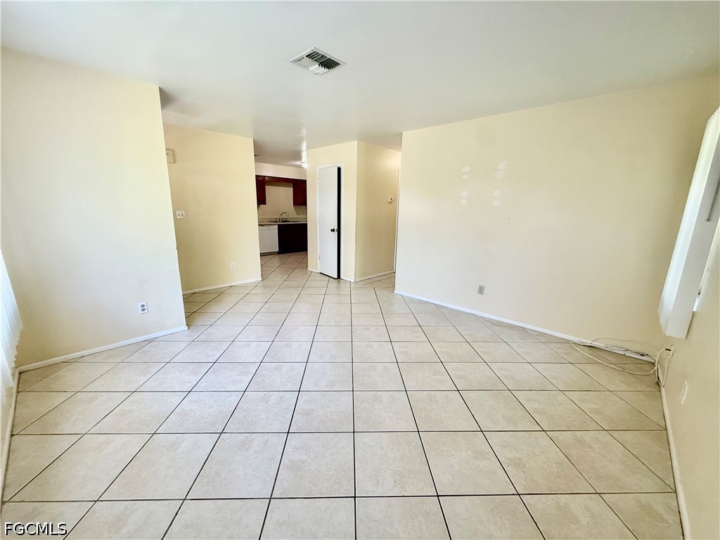 3 Bed SingleFamilyResidence for Sale in Lehigh Acres, photo 9