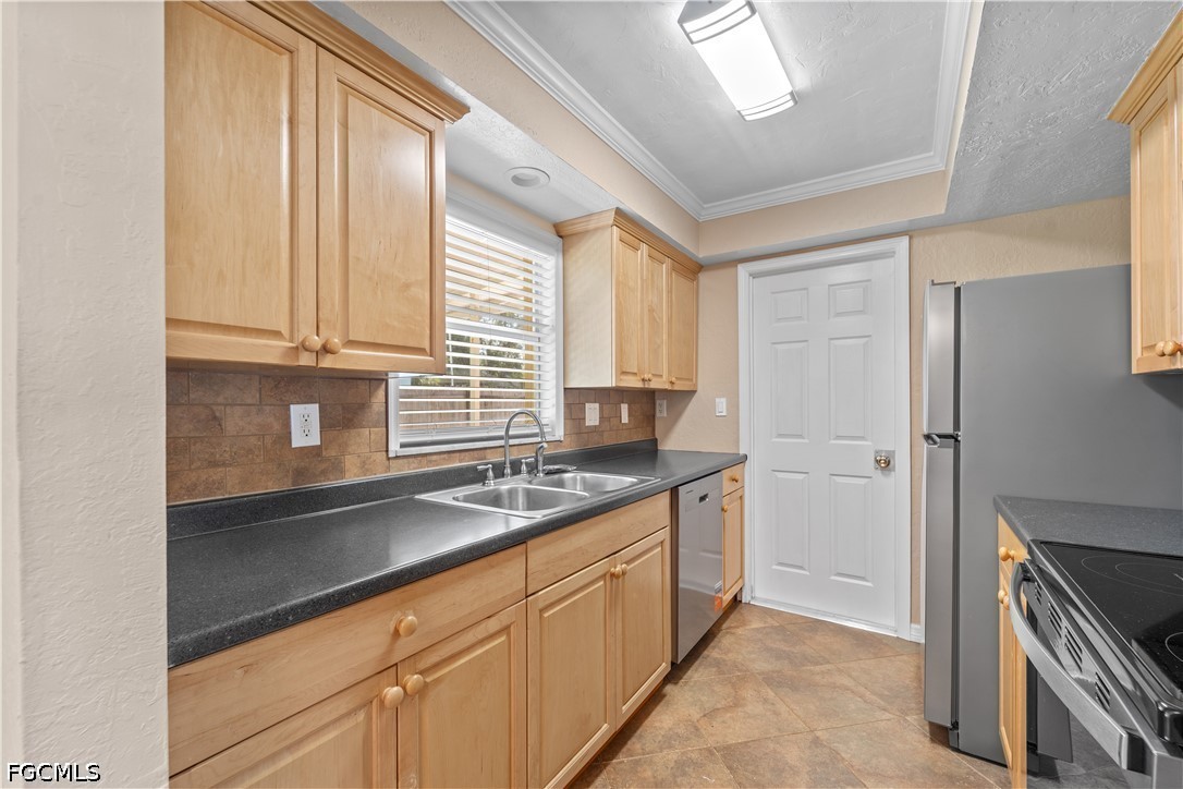 2 Bed SingleFamilyResidence for Sale in North Fort Myers, photo 9