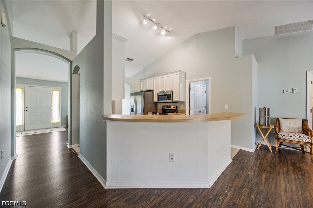 3 Bed SingleFamilyResidence for Sale in Cape Coral, photo 9