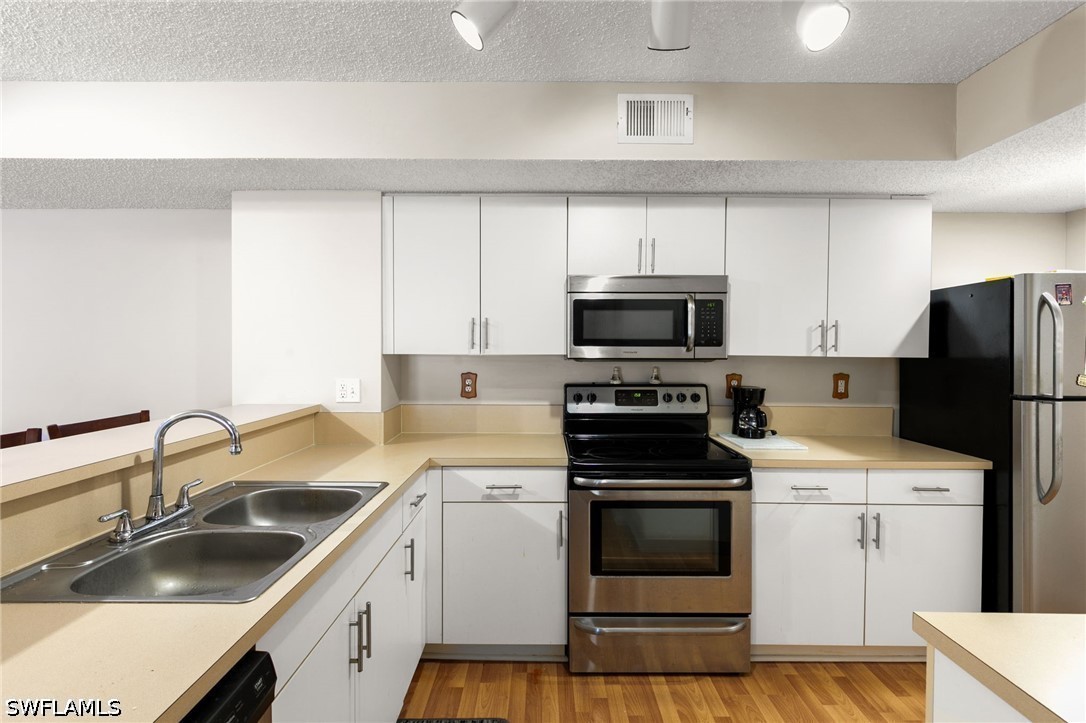 2 Bed Condominium for Sale in Napoli, FL, $214,900 — photo 9