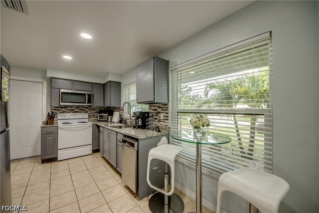 3 Bed Pool Home for Sale in Cape Coral, photo 9